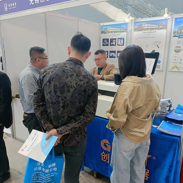 為客戶介紹我司產(chǎn)品 /cxyq/20240401101507-FvE_zbEl7HzdjlXOCOSmX6hbQtdj.jpg